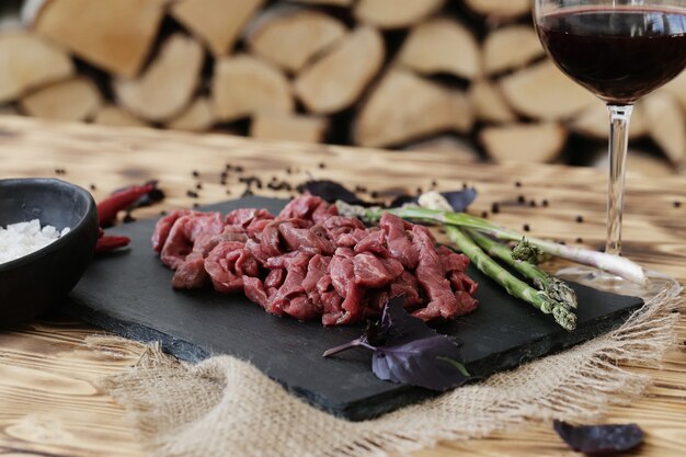 Viande crue avec des ingrédients pour la cuisson des repas