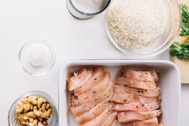 Photo gratuite viande crue près de fromage et noix de cajou