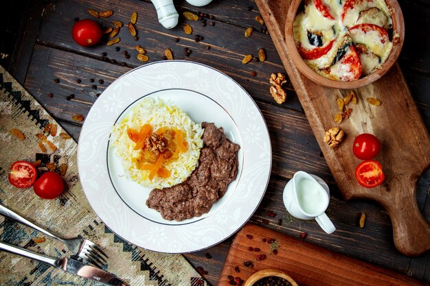 Viande farcie frite avec riz et épices