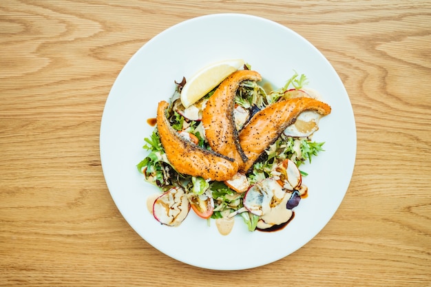 Viande de filet de saumon grillé avec salade de légumes