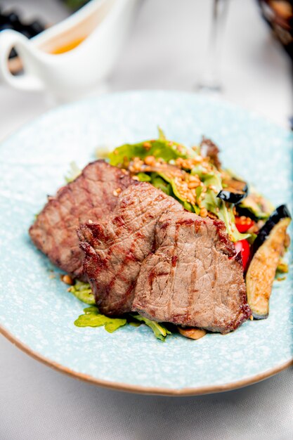 Viande frite avec des aubergines grillées