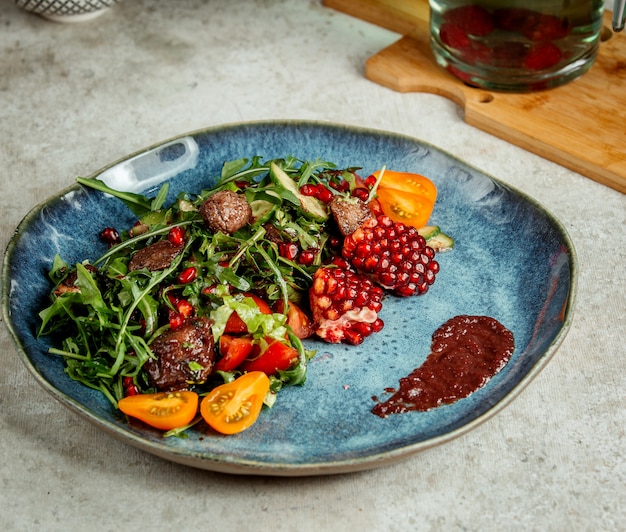 Photo gratuite viande frite aux herbes et à la grenade