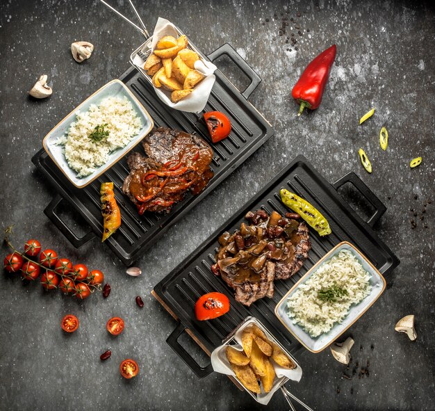 Viande frite aux légumes sur la table