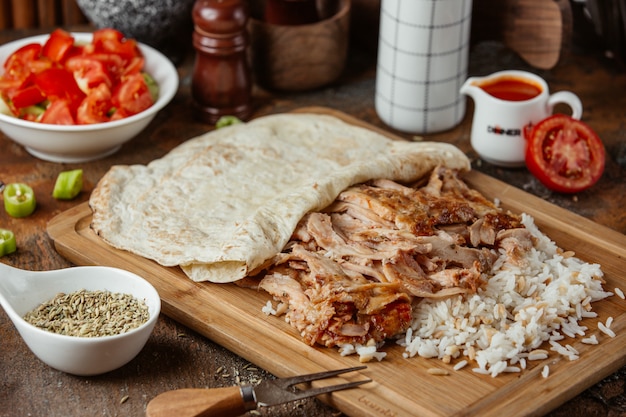 viande frite avec du riz sur un support en bois