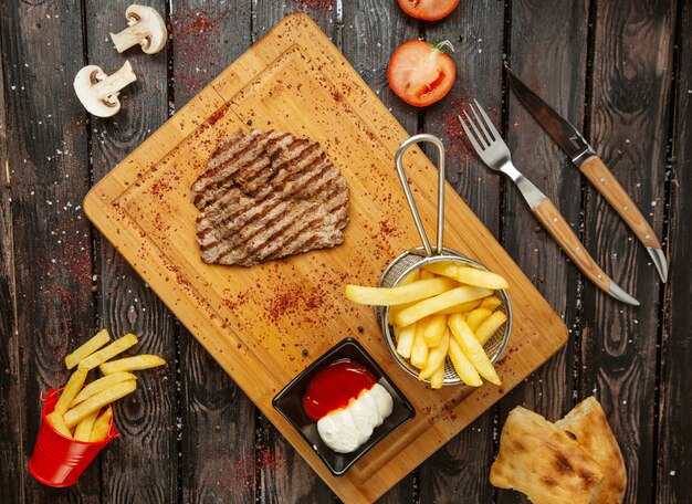 Viande frite avec frites vue de dessus