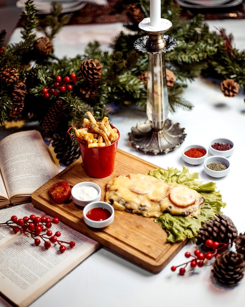 Photo gratuite viande frite garnie de fromage fondu et de champignons