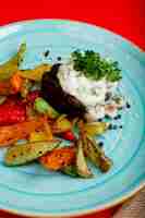 Photo gratuite viande frite et légumes et herbes