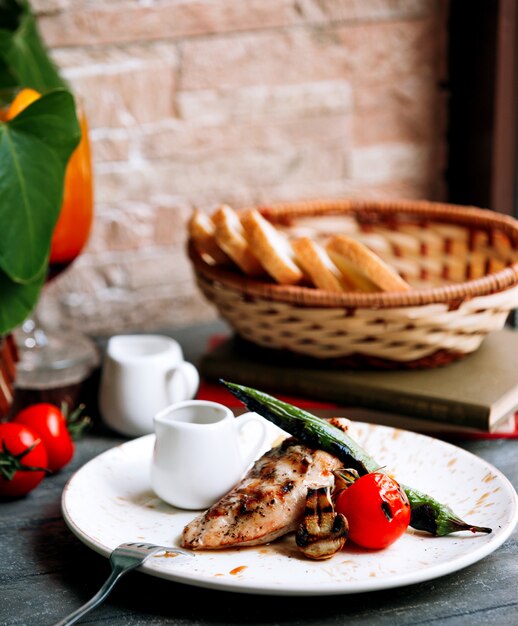 Viande frite avec légumes et pain