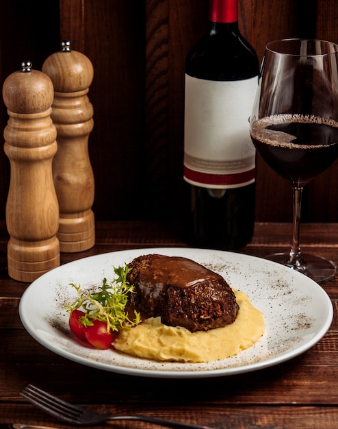 Photo gratuite viande frite avec pomme de terre écrasée