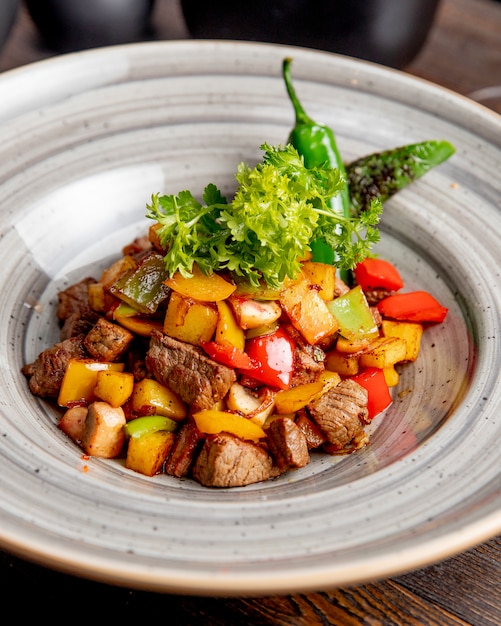 Photo gratuite viande frite avec pommes de terre poivrons et légumes verts