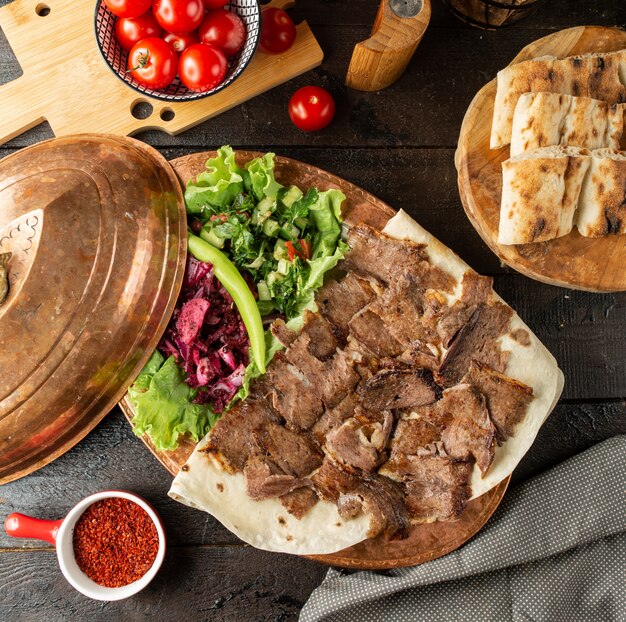 Viande frite avec salade fraîche et pain