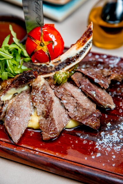 viande frite servie avec roquette et tomate grillée