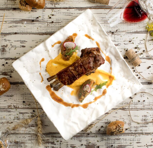 Viande frite sur la vue de dessus de table