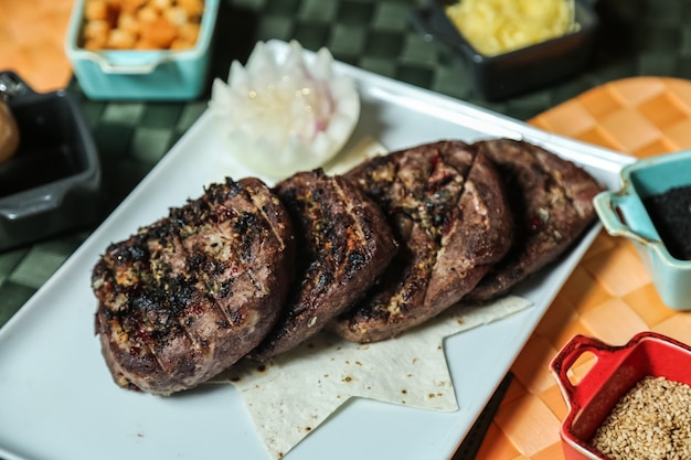 Viande grillée épices lavash poivre de sésame vue latérale