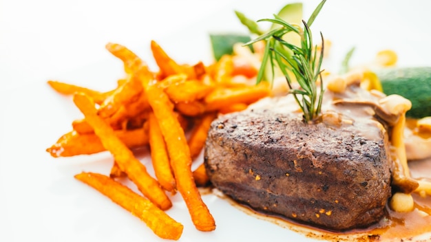 Photo gratuite viande grillée de filets de boeuf aux légumes