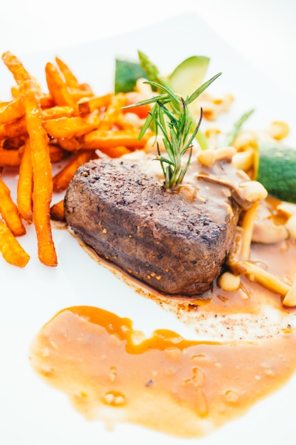 Viande grillée de filets de boeuf aux légumes