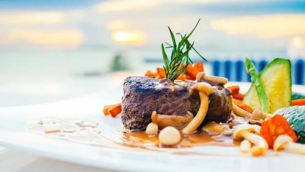 Viande grillée de filets de boeuf aux légumes