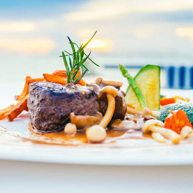 Viande grillée de filets de boeuf aux légumes