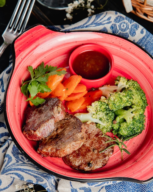 Photo gratuite viande grillée avec vue latérale de légumes