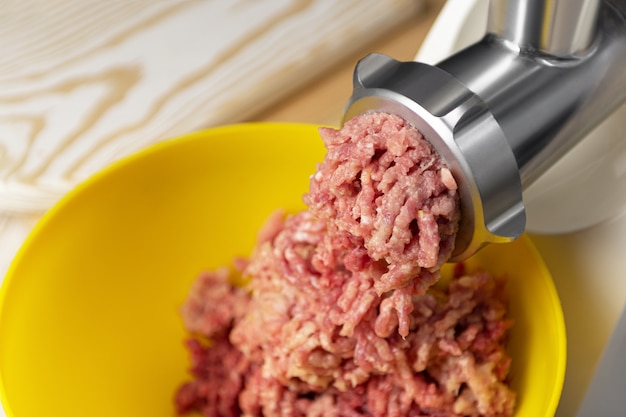 Photo gratuite viande hachée dans un hachoir à viande électrique