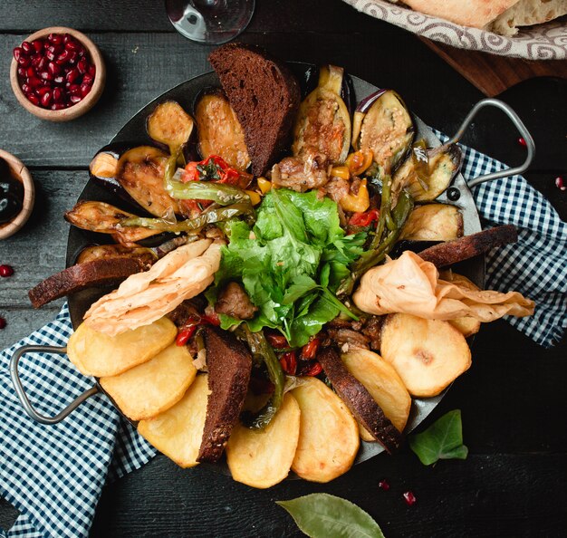 viande pommes de terre légumes cuits au charbon