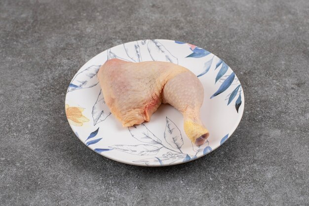 Viande de poulet crue fraîche sur une assiette