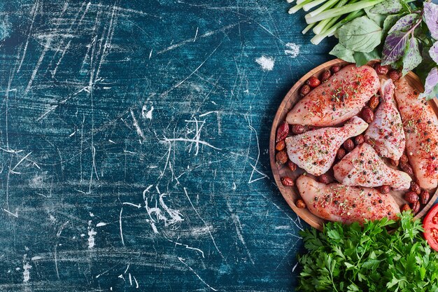 Viande de poulet frit sur une planche de bois avec des épices.