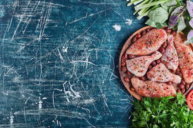 Viande de poulet frit sur une planche de bois avec des épices.