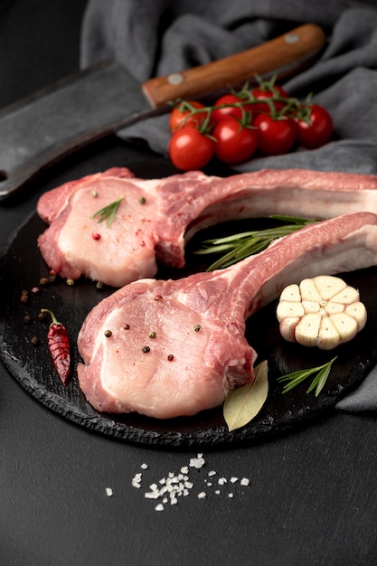 Viande préparée pour la cuisson dans une poêle