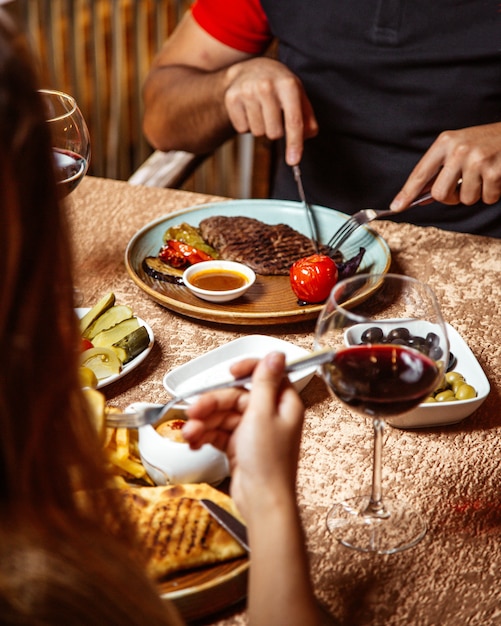 Viande rôtie aux légumes frits