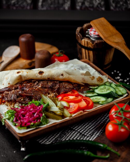 viande rôtie avec flapjack servie avec des cornichons