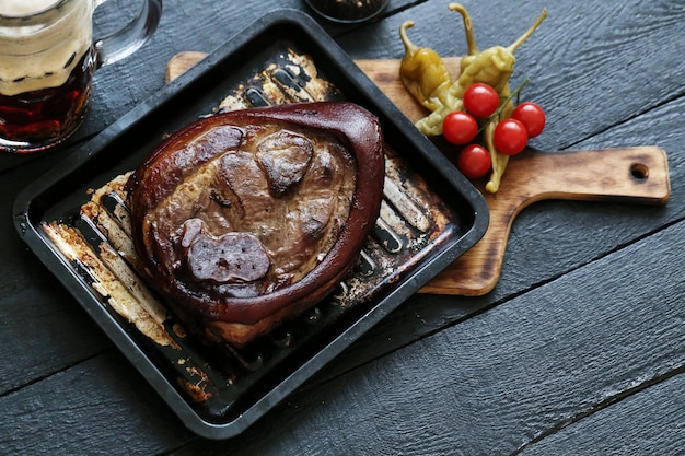 Viande rôtie sur surface noire