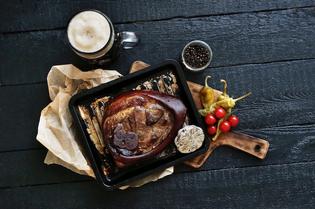 Viande rôtie sur surface noire