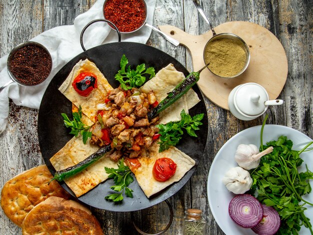 viande sadj légumes verts épices vue de dessus