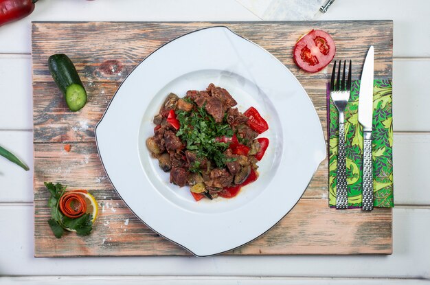 Viande sautée avec tomates et herbes