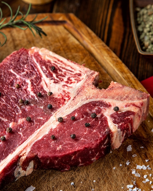 Viande de steak au poivre sur la vue latérale