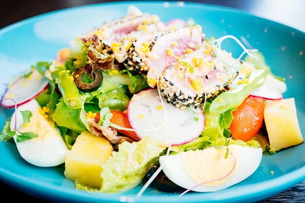 Viande de thon brut et frais au sésame et à la salade