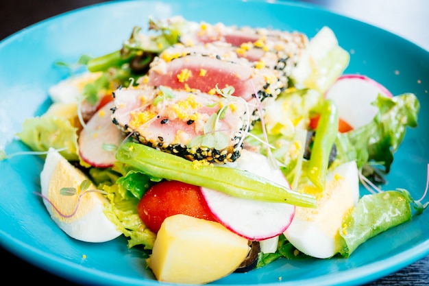 Viande de thon crue et fraîche avec sésame et salade