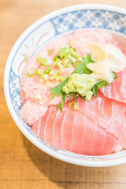 Viande de thon de poisson cru dans un bol de riz