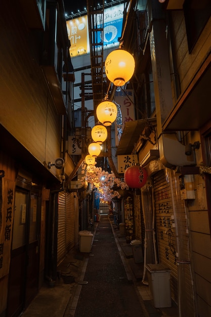 Photo gratuite vide rue étroite avec des lumières vue urbaine