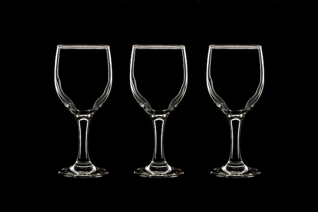 Vide trois verres sur fond noir