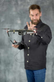 Le vidéaste utilise un véhicule aérien sans pilote à distance avec une caméra pour la prise de vue