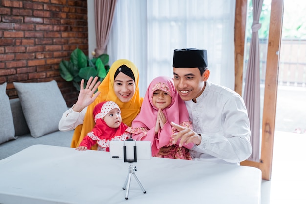 Vidéo de famille asiatique musulmane appelant avec des parents pendant l'aïd moubarak à l'aide d'un téléphone portable