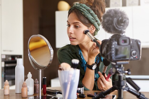 Vidéo de maquillage de tournage de vlogger féminin