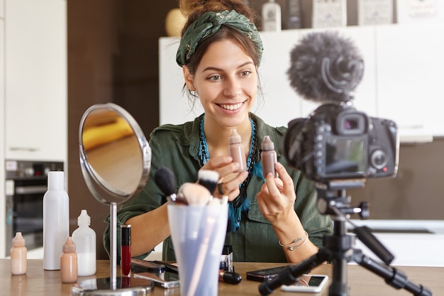 Vidéo de maquillage de tournage de vlogger féminin