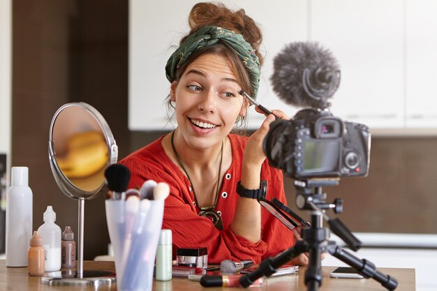 Vidéo de maquillage de tournage de vlogger féminin