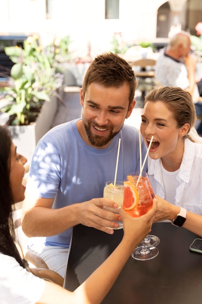 Photo gratuite la vie après le concept de liberté covid