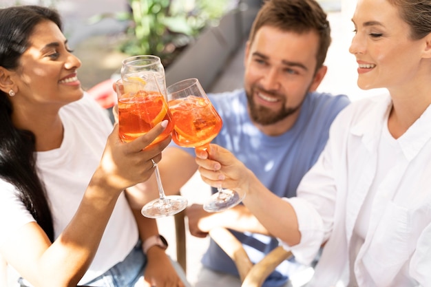 Photo gratuite la vie après le concept de liberté covid