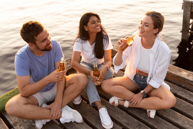 Photo gratuite la vie après le concept de liberté covid