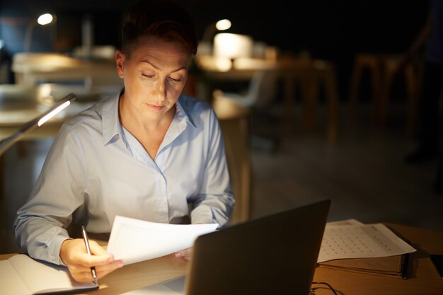 La vie de bureau de nuit